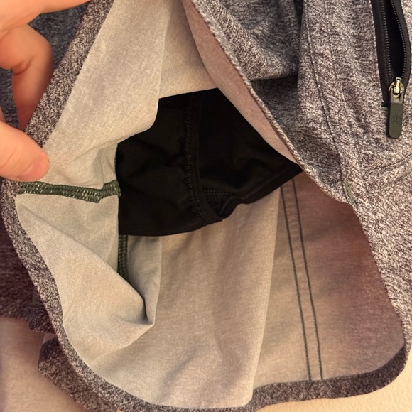 Lululemon Tracker Shorts in Heathered Grey Size 6 - Picture 6 of 6